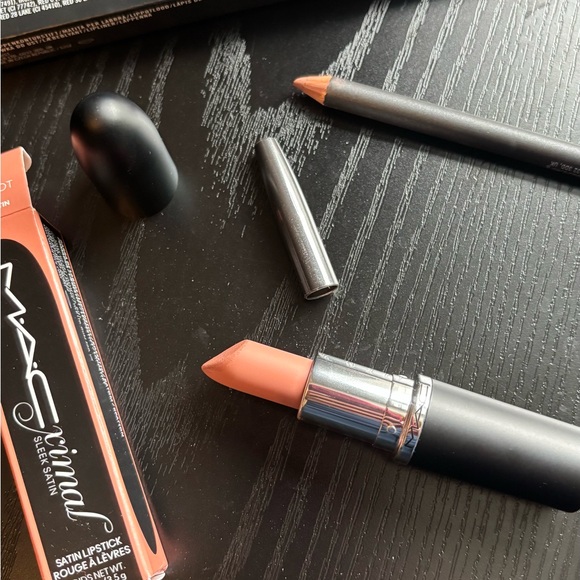 Mac Cosmetics Satin Lipstick in Fleshpot and lip liner in Cool Spice - Picture 2 of 3